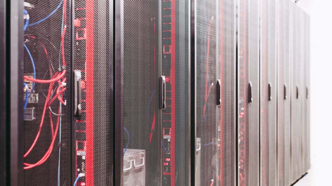 Serverschränke in einem Rechenzentrum