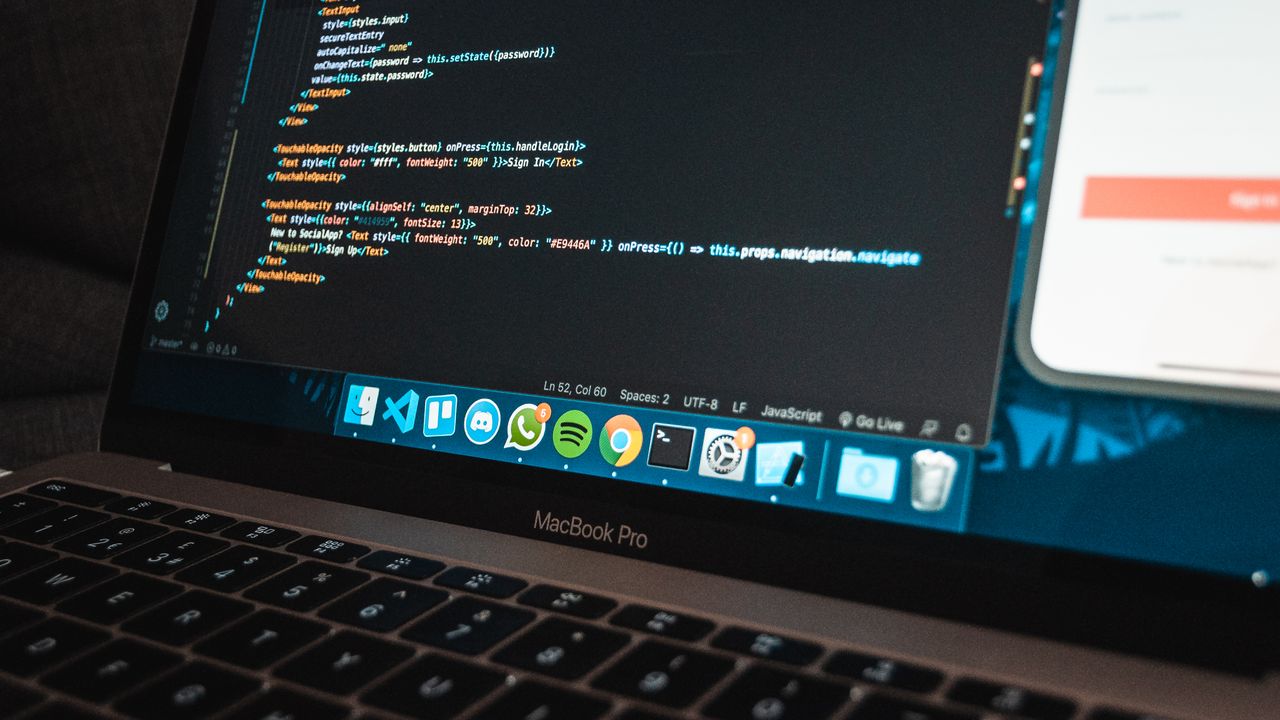 Laptop mit Programmcode auf dem Bildschirm