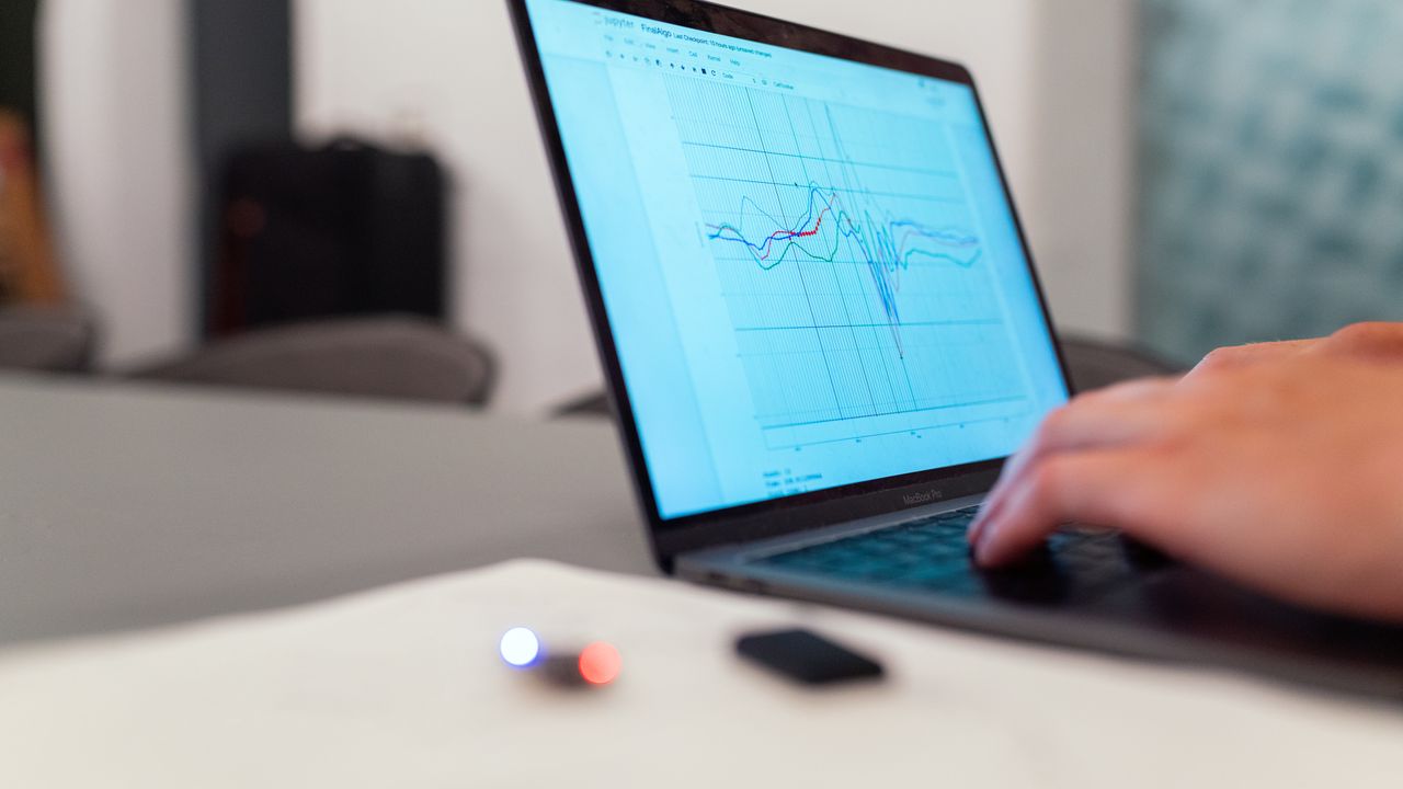 Diagramm mit Kennzahlen auf einem Laptop-Bildschirm