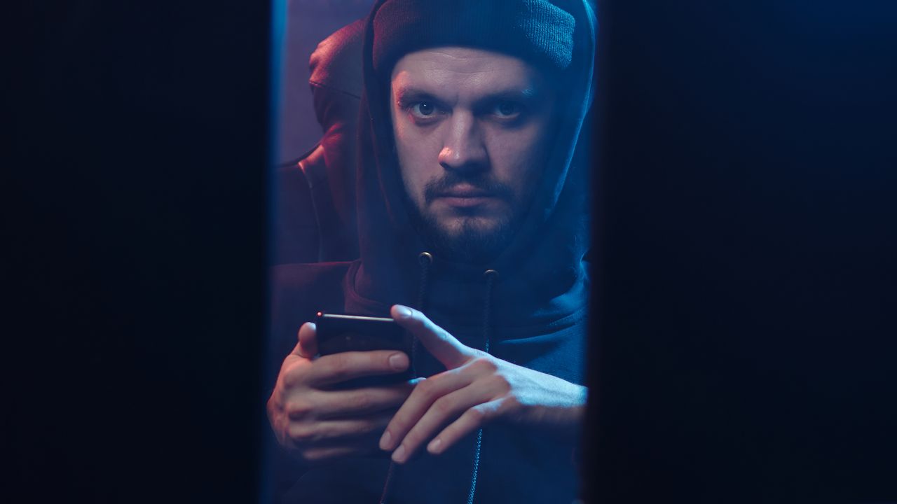 Cyber-Security-Motiv mit Smartphone bei Nacht