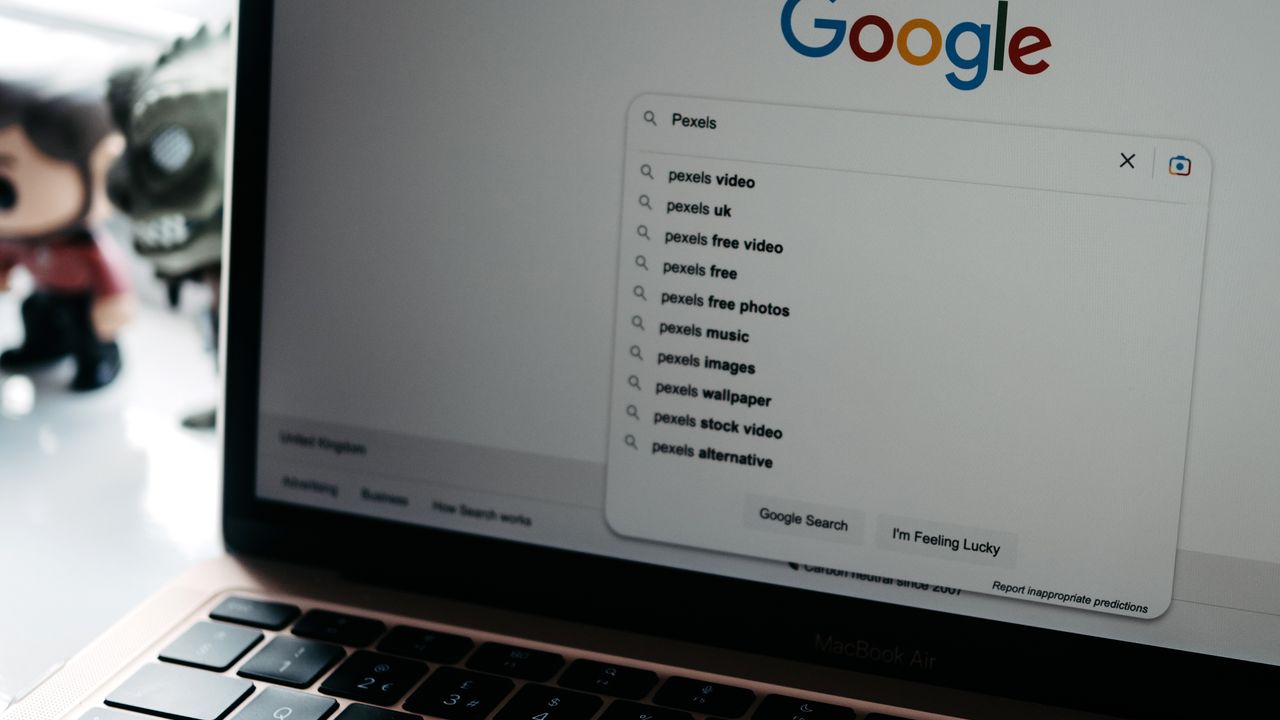 Laptop mit geöffneter Google-Startseite auf einem Tisch