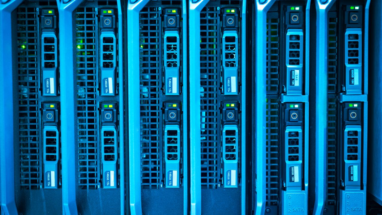 Beleuchteter Server als Sinnbild für Updates und Backups