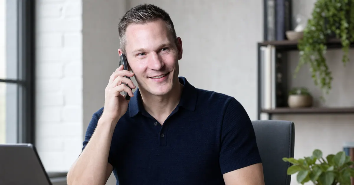 Telefonische Beratung an einem Schreibtisch
