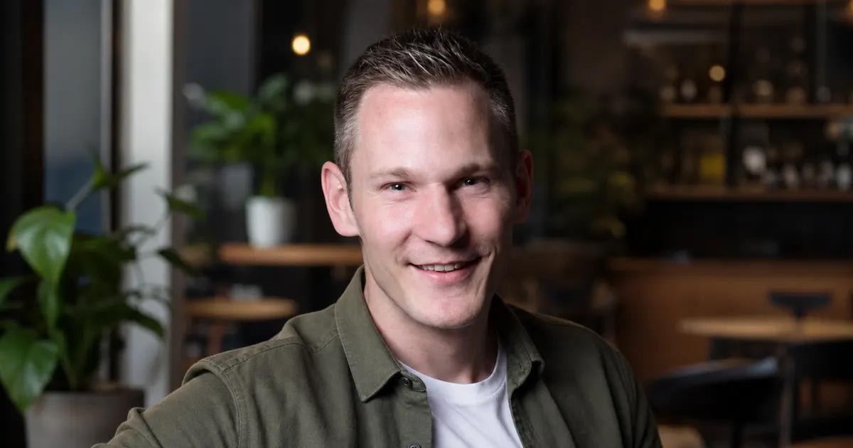 Entspanntes Arbeiten mit dem Laptop in einem Café