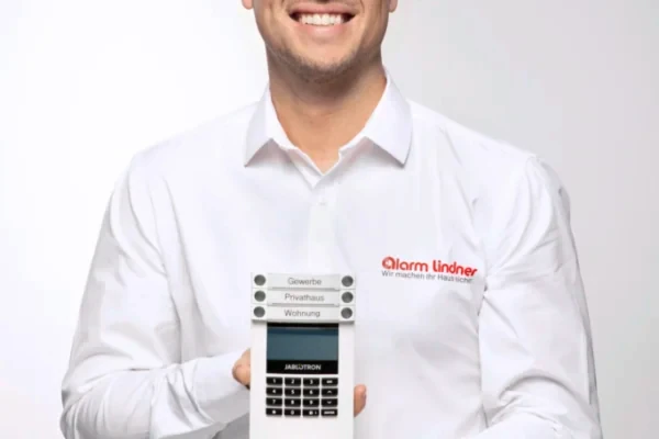 Alarm Lindner, Kontaktseite