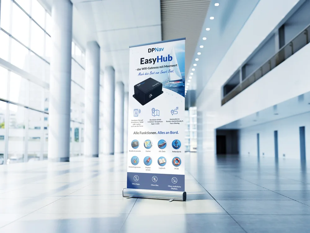Roll-up-Banner mit dem DPNav EasyHub, platziert in einer computergenerierten Messehalle