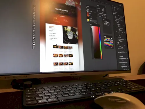 Carlo Krämer bei der Arbeit am Bildschirm, Webdesign in Adobe-Software